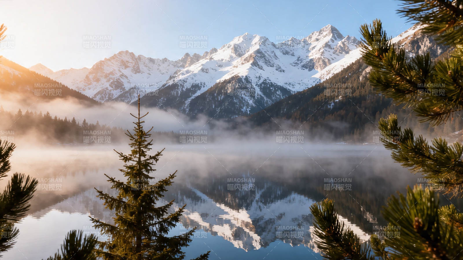 雪山映湖 晨雾缭绕仙境图片