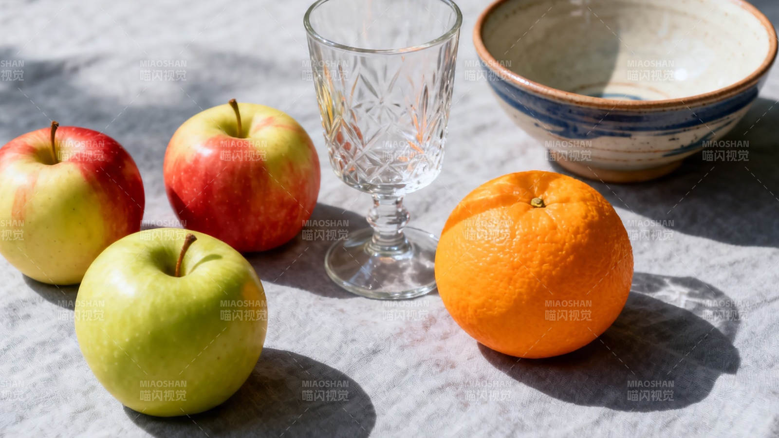 苹果橙子配玻璃杯静物图图片