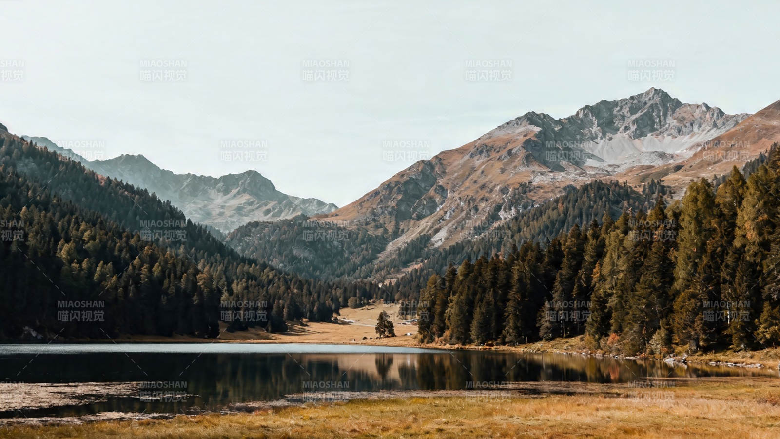 山湖秋色 静谧如画图片