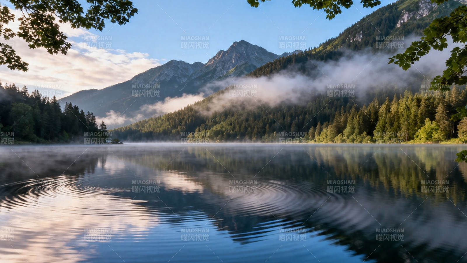 湖光山色晨雾绕图片