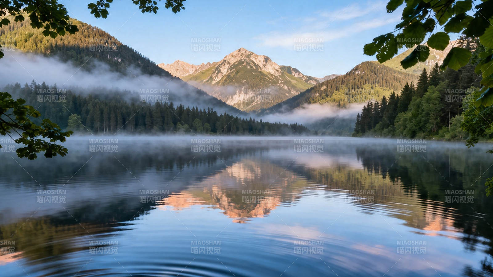 山雾湖影 静美如画图片