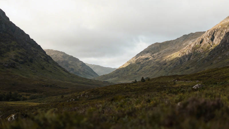 山谷幽静 云影掠山脊图片