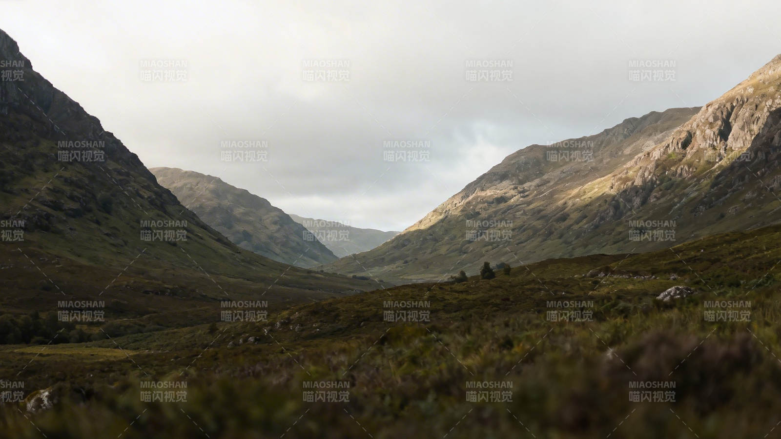 山谷幽静 云影掠山脊图片