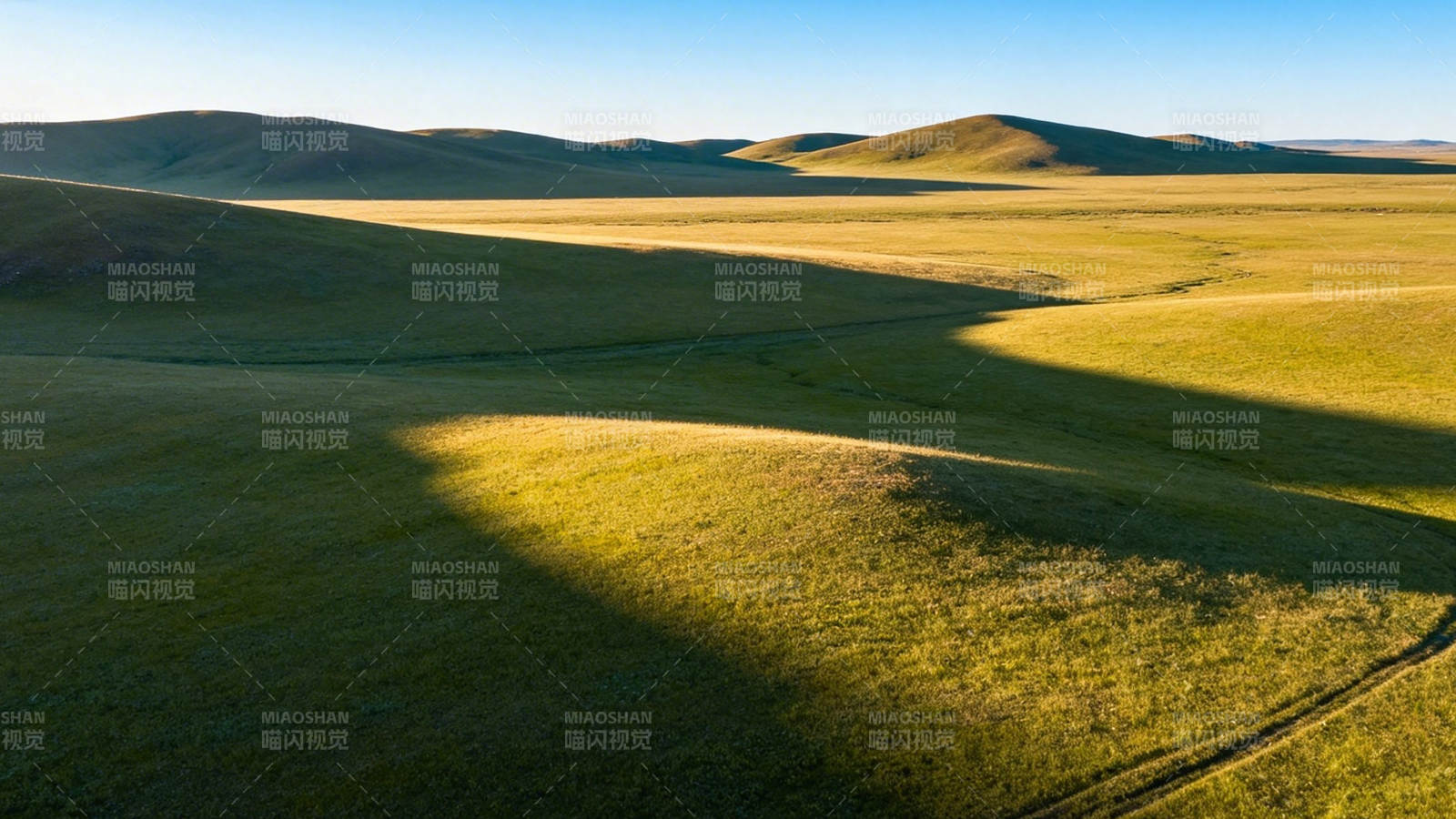 草原光影 静谧辽阔图片