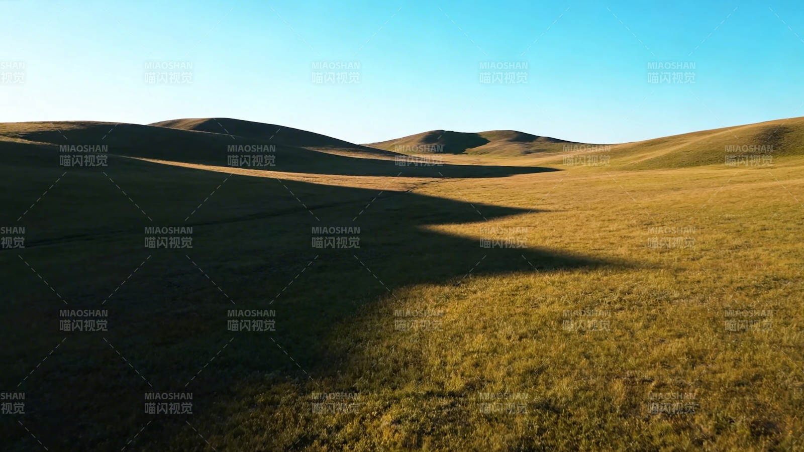 草原光影 静谧黄昏图片