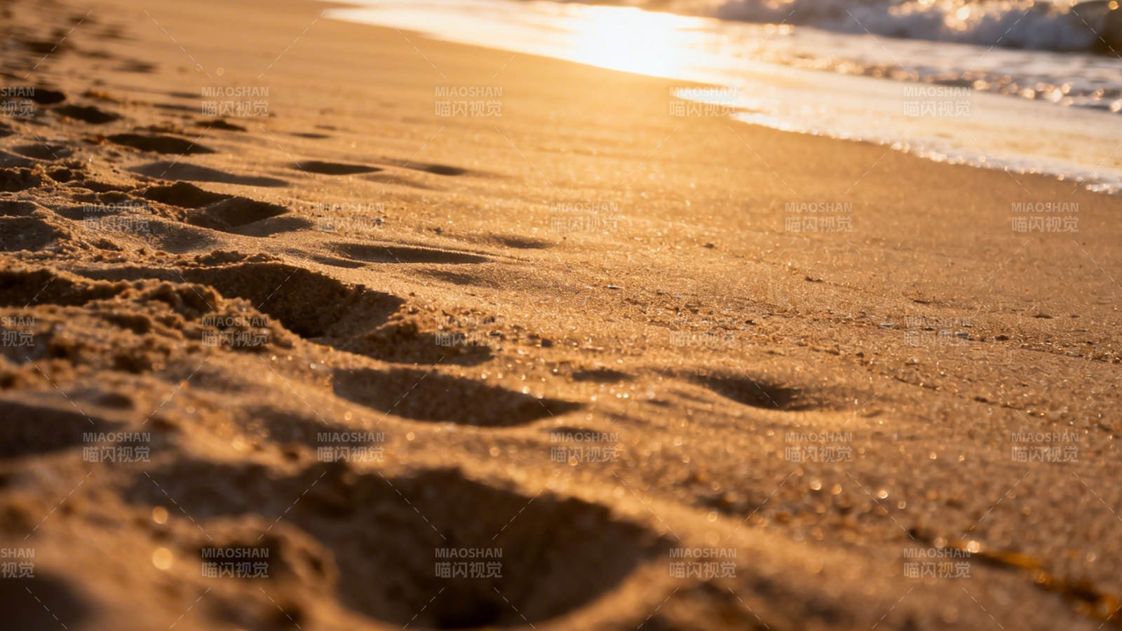 夕阳沙滩足迹温柔时光图片