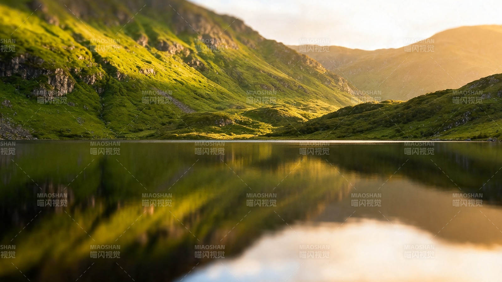 青山映湖 夕照如金图片