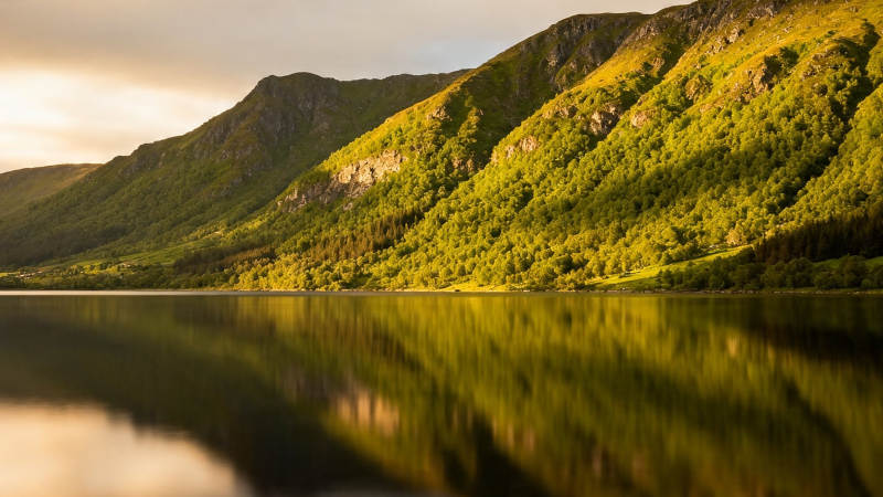 湖光山色映夕阳图片