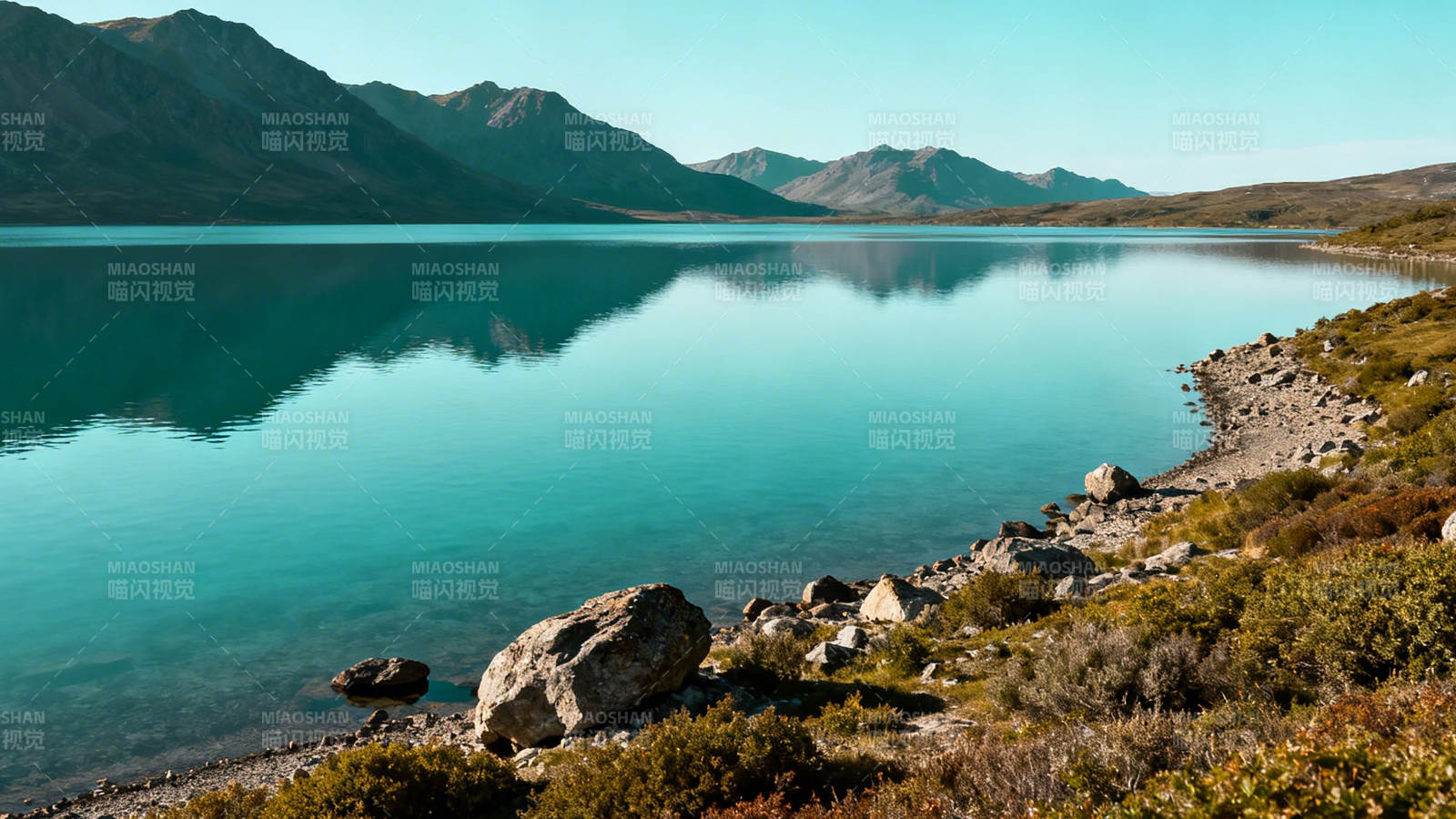 湖光山色映碧空图片