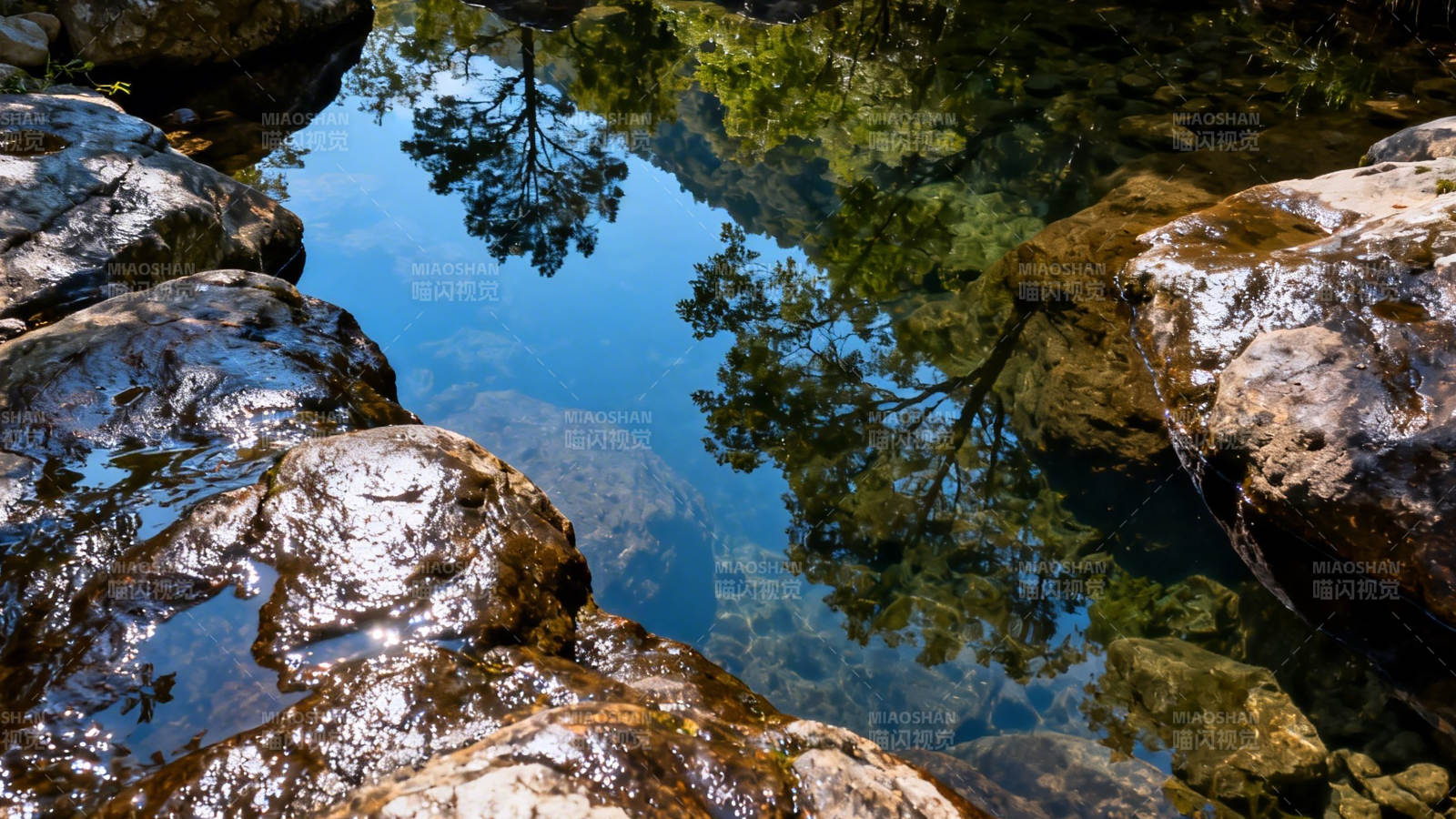 清潭映树 石绕水幽图片