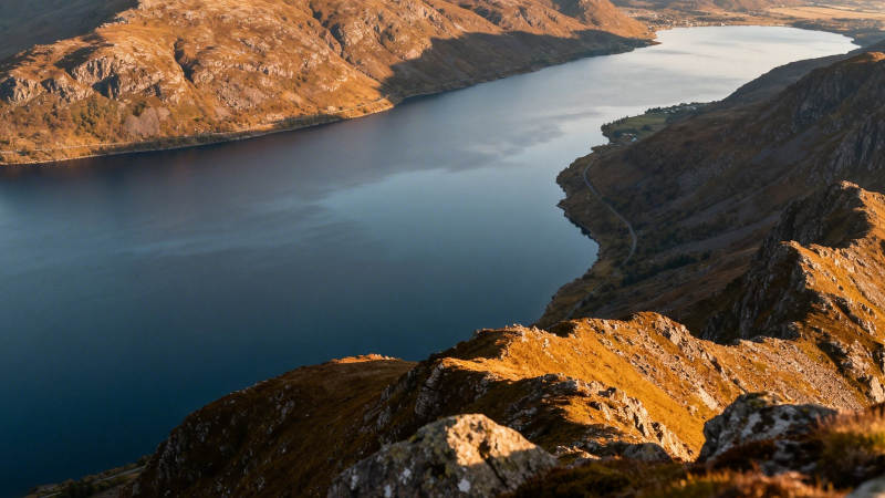 山湖夕照 金辉映水静如镜图片
