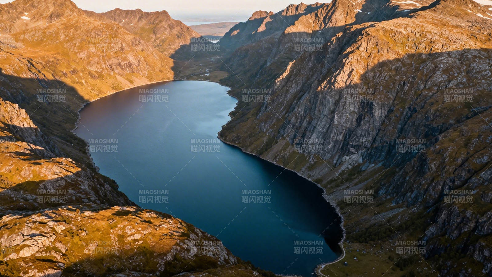 山间碧湖 夕照金峰图片
