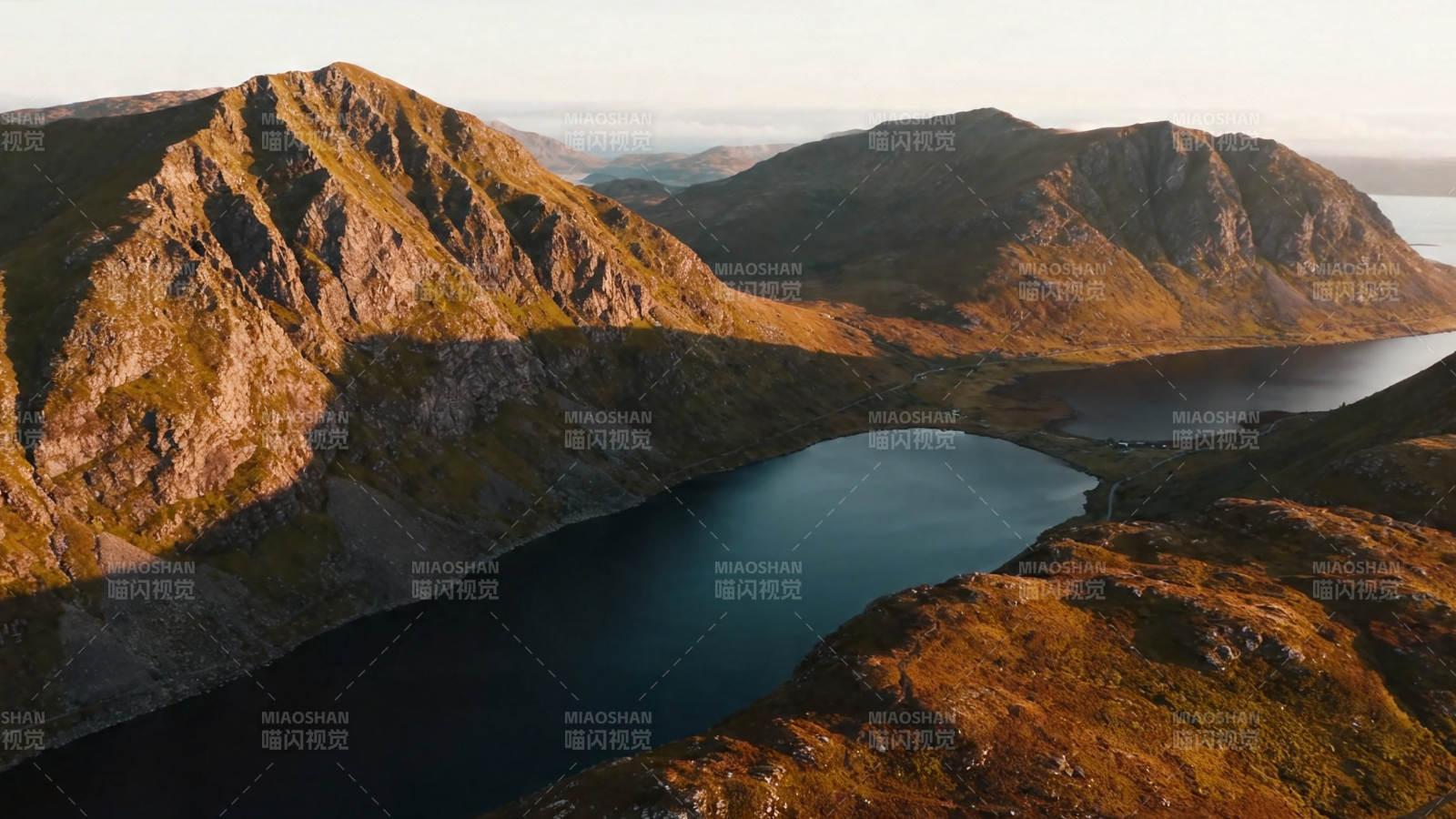 山峦环抱碧湖 夕照金辉图片