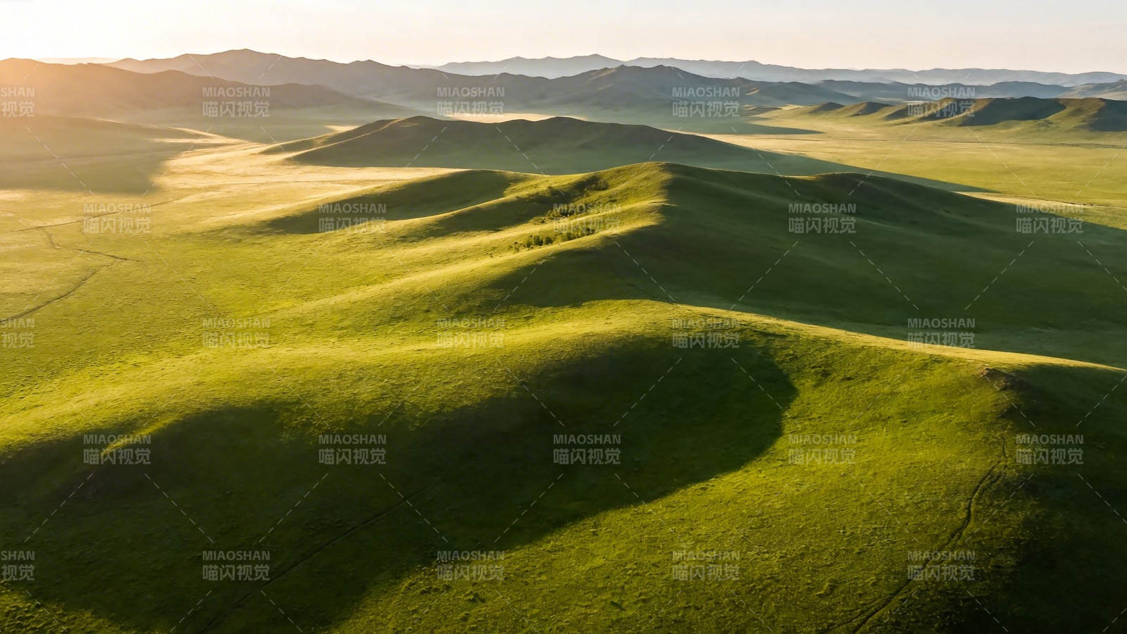 晨曦绿野 山峦如浪图片