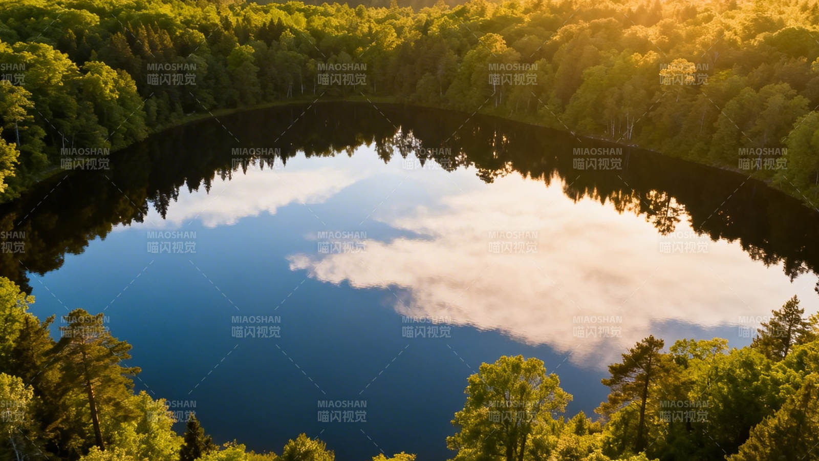 林间湖映云 静美如画卷图片