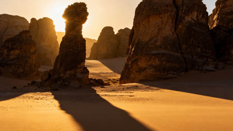 沙漠奇岩 夕阳剪影图片