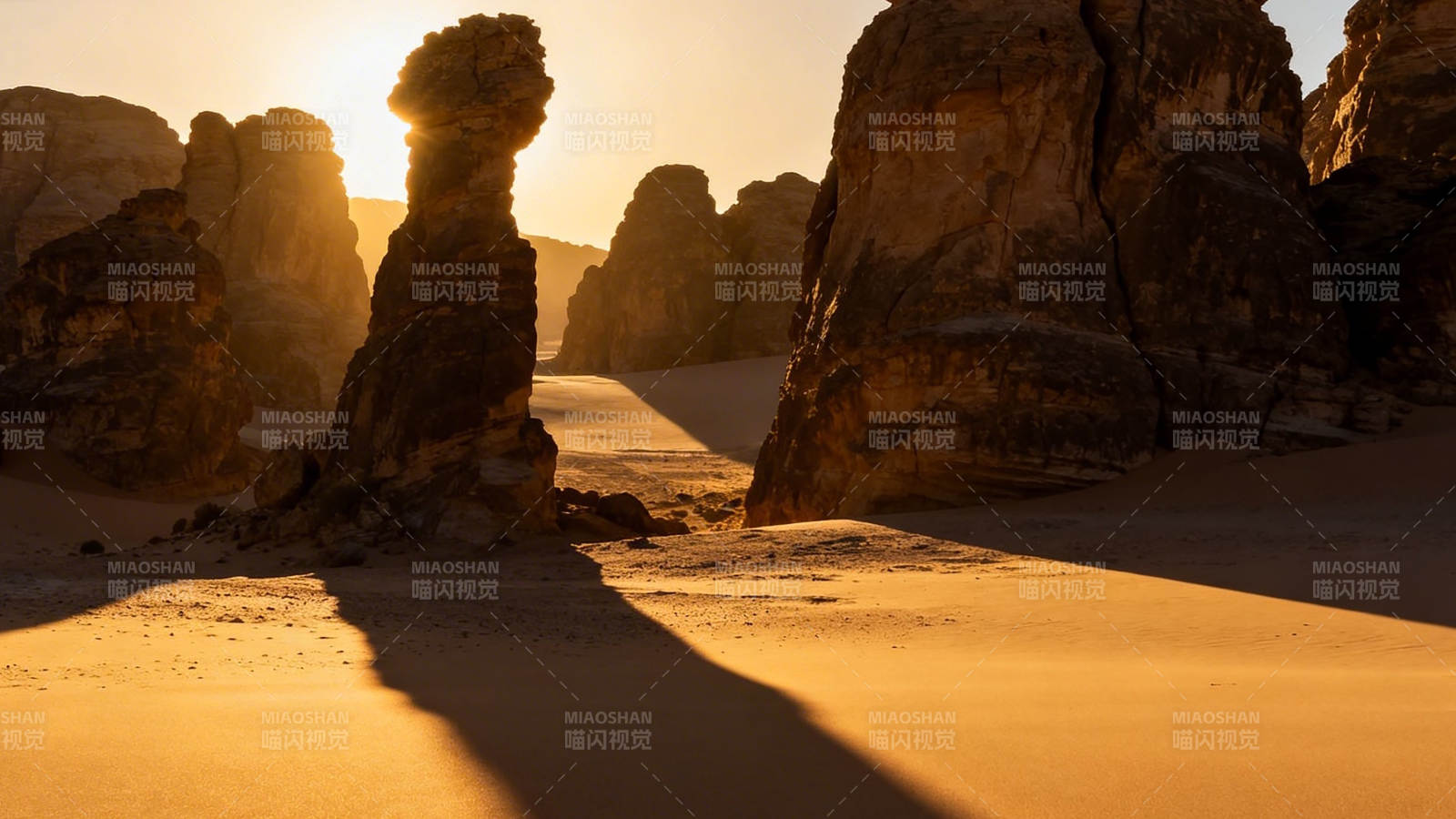 沙漠奇岩 夕阳剪影图片