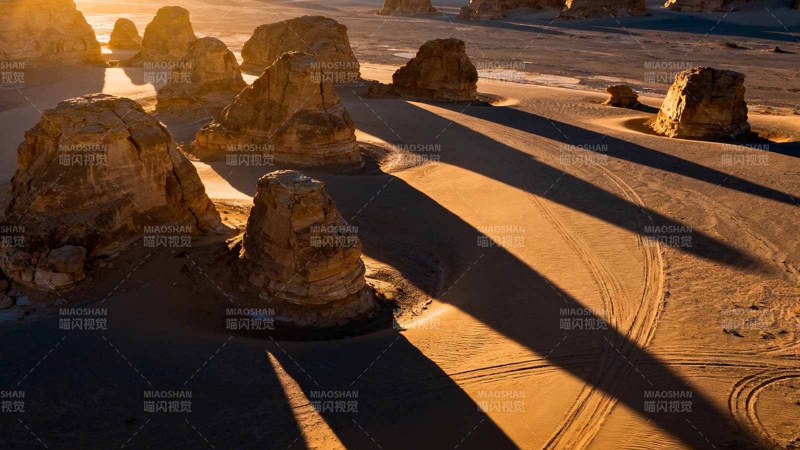 沙漠岩影 夕阳长痕图片