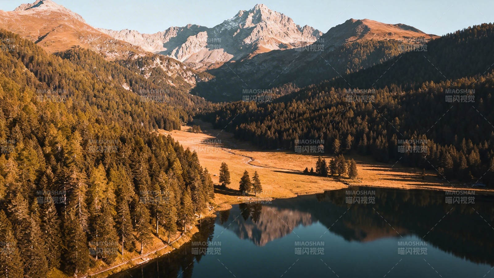 山湖秋色 静美如画图片