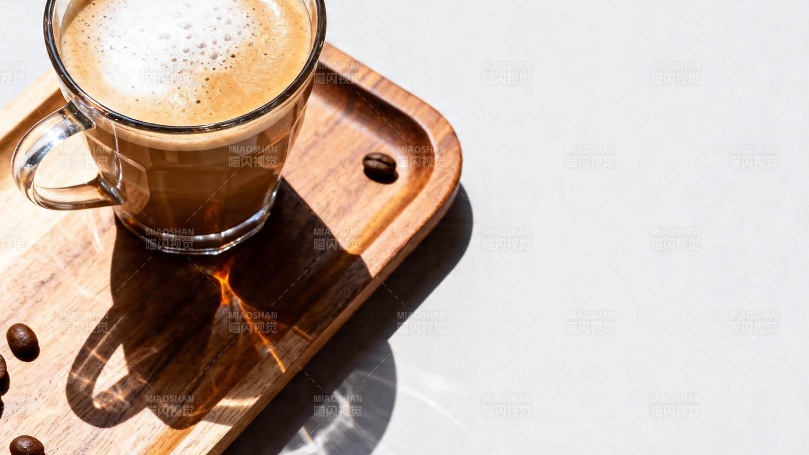 阳光咖啡 木托盘上的惬意时光图片