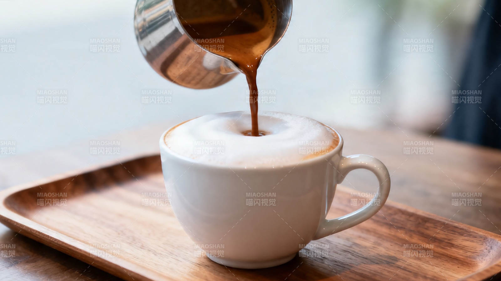 咖啡倾注 香醇入杯图片