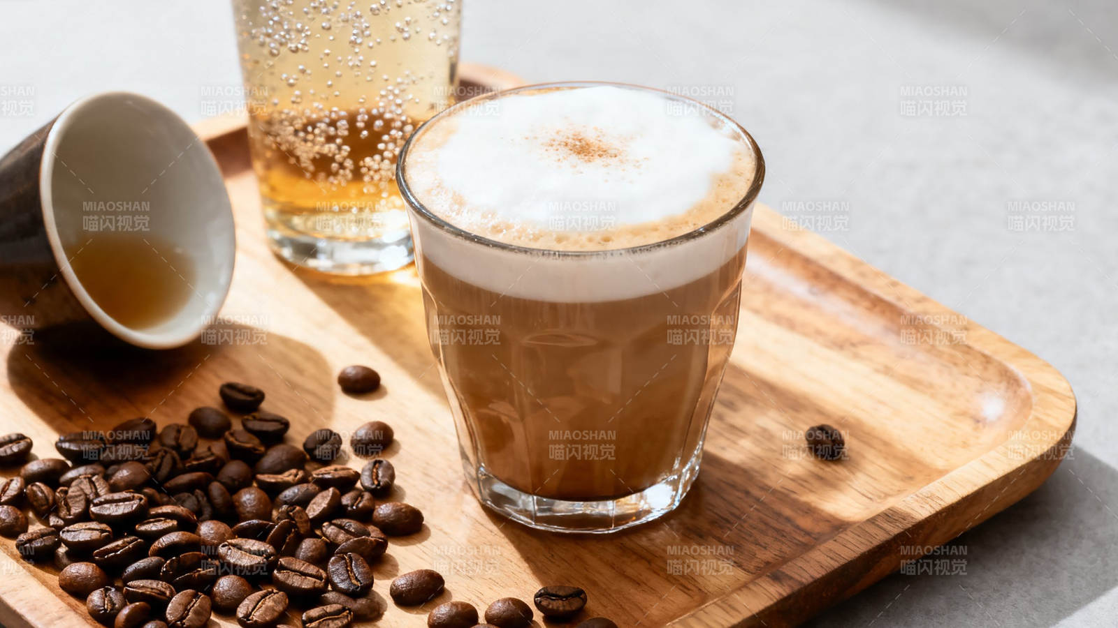 咖啡拿铁配豆 木盘雅致呈现图片