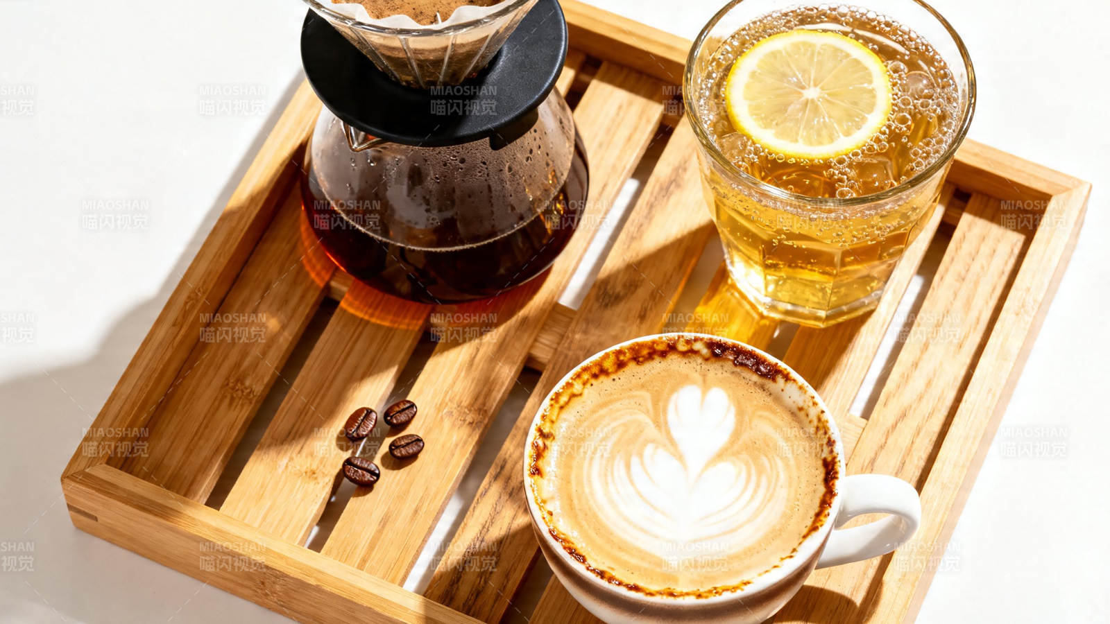 咖啡柠檬茶托盘静物图片