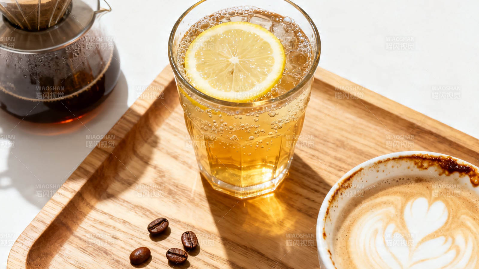 柠檬冰咖配拉花 惬意午后时光图片