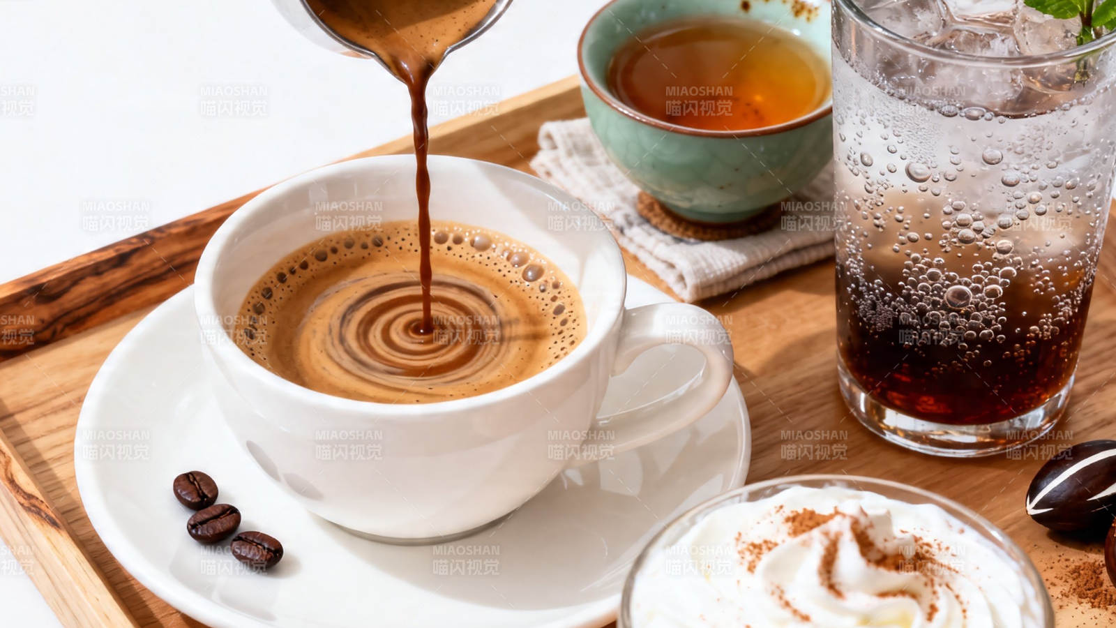 咖啡倾注 香醇满杯图片