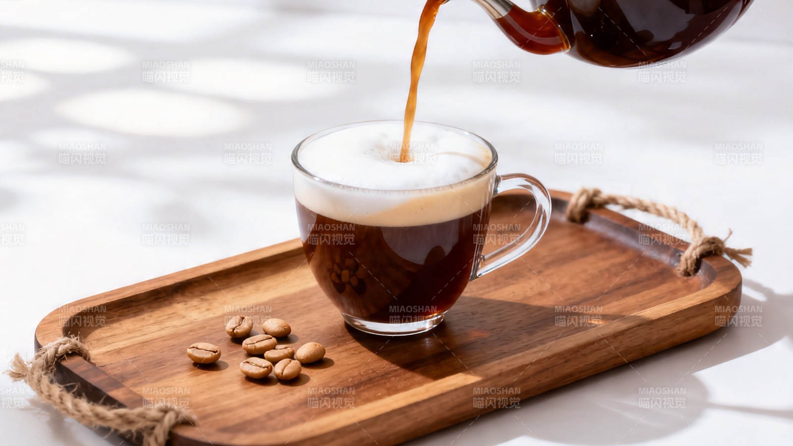 咖啡倾注 香醇满杯图片