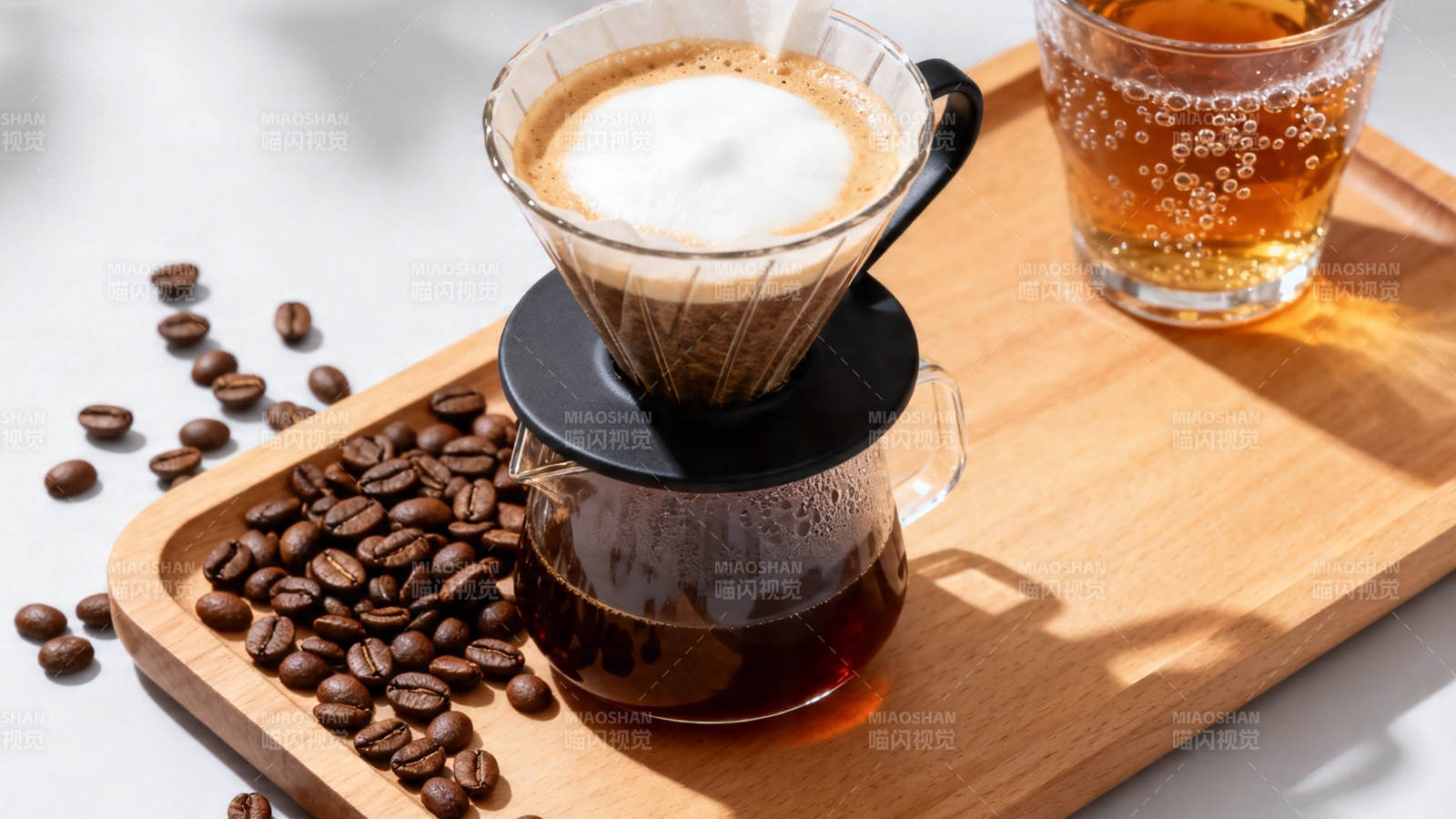 手冲咖啡配冰茶 香醇惬意图片