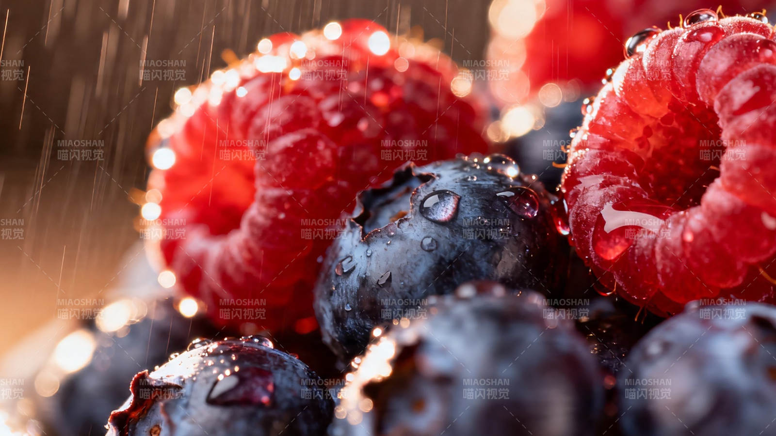 雨滴轻吻莓果 鲜红欲滴图片