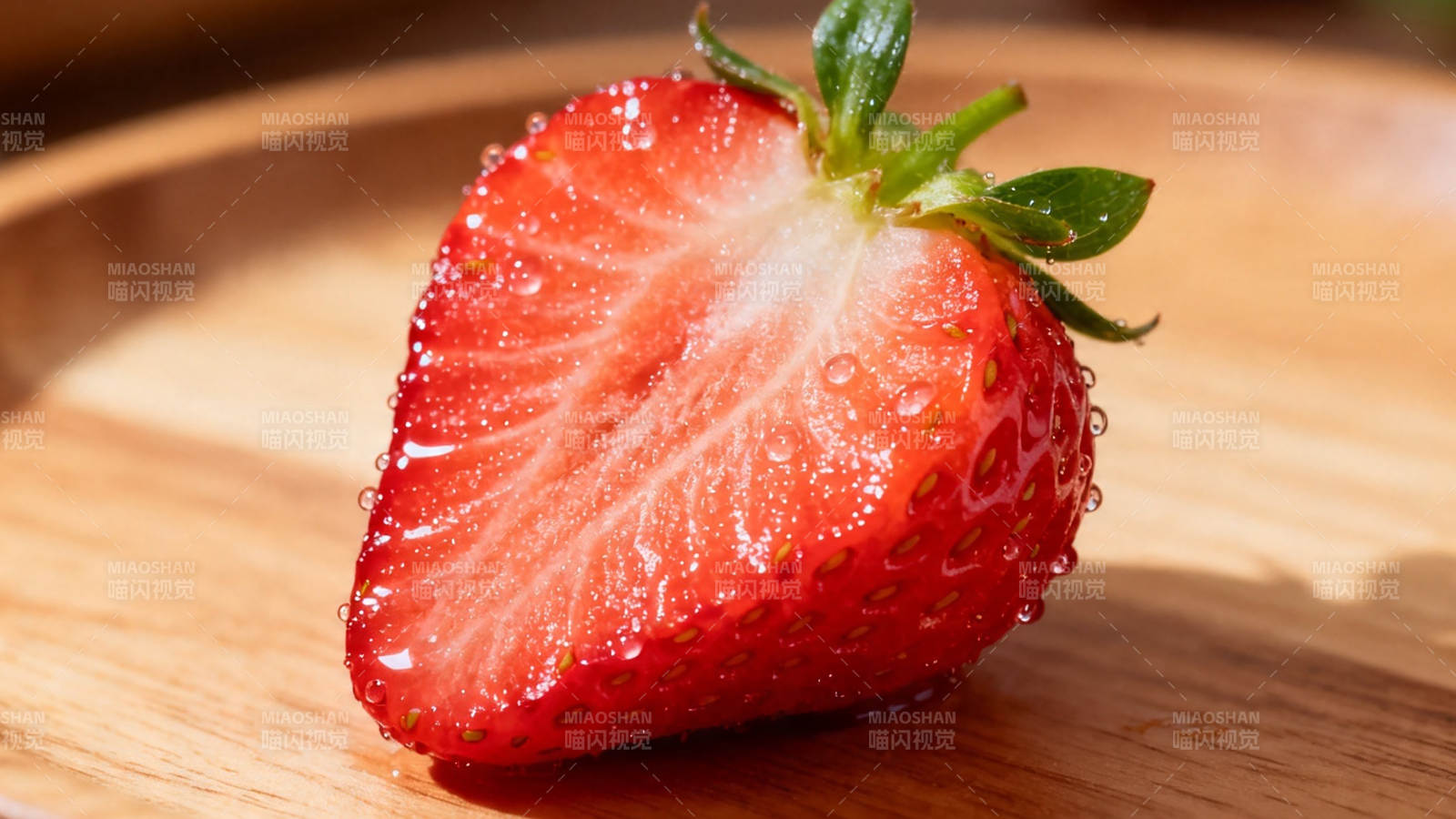 鲜红草莓切面特写图片