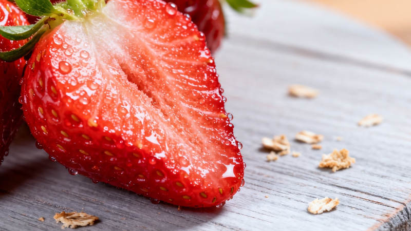 鲜红草莓切半 水珠晶莹诱人图片