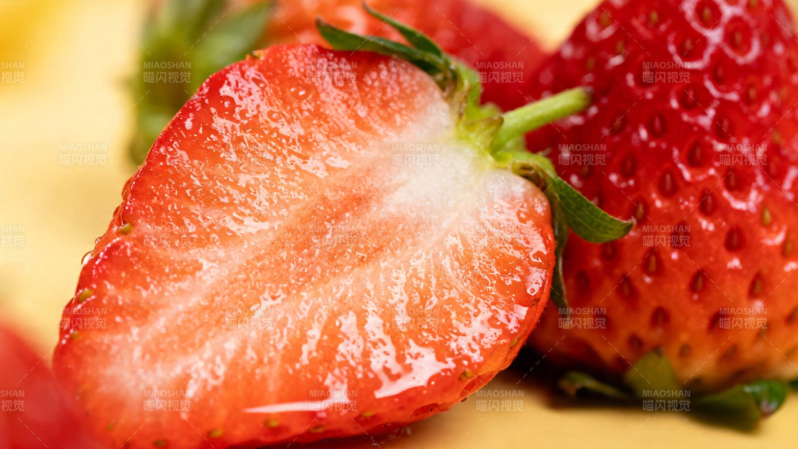 鲜红草莓切面特写图片