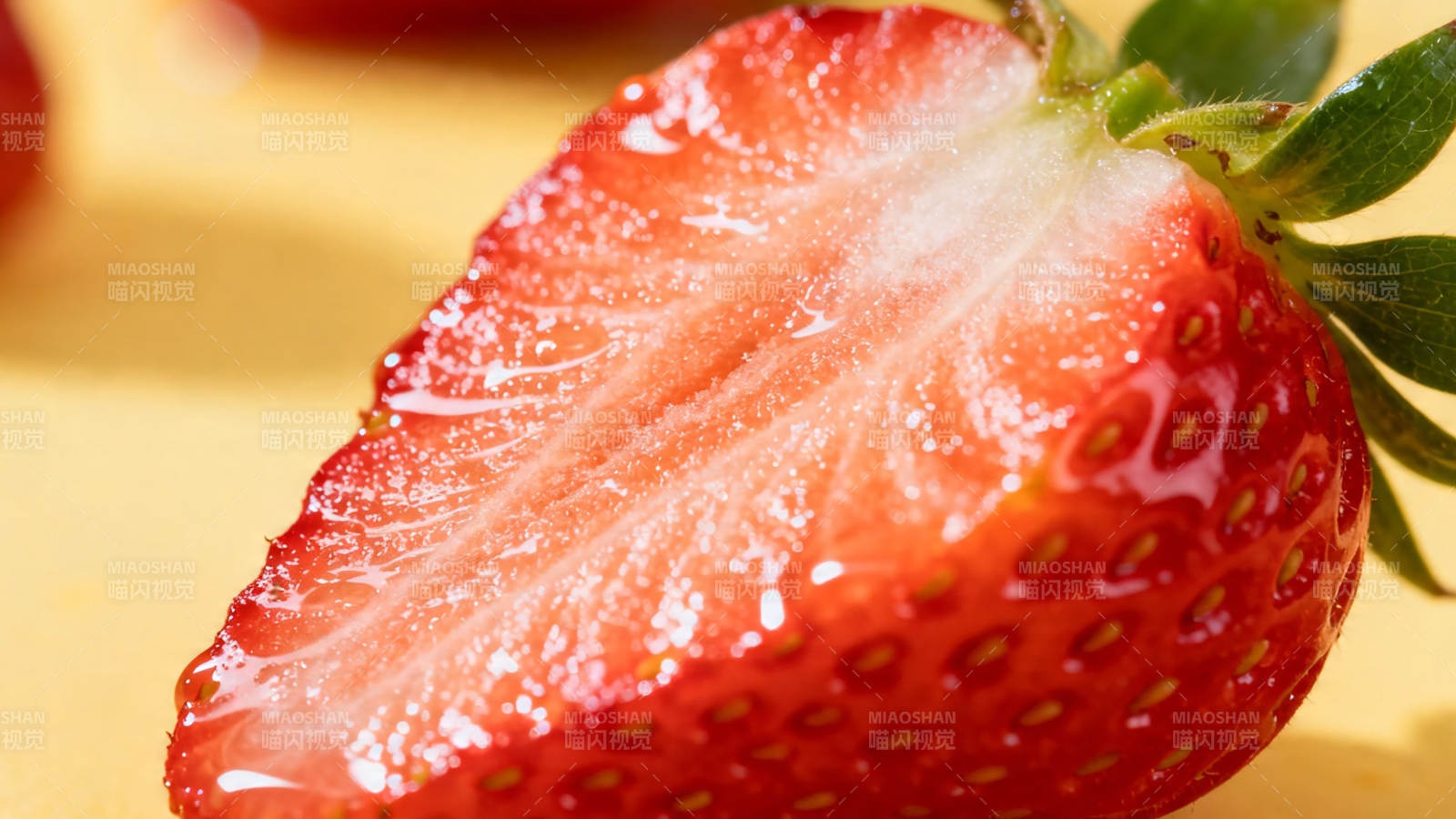 鲜红草莓切面特写图片