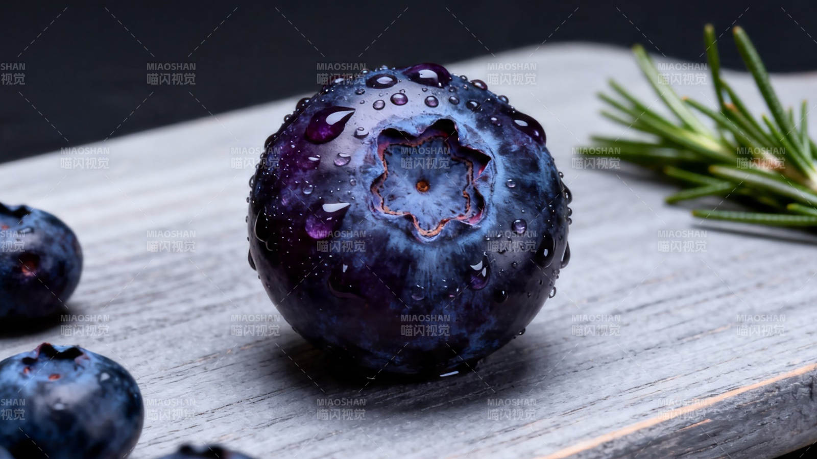 蓝莓带水珠 清新诱人图片