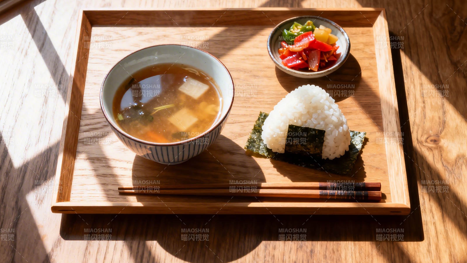 日式定食 味噌汤 饭团 小菜图片