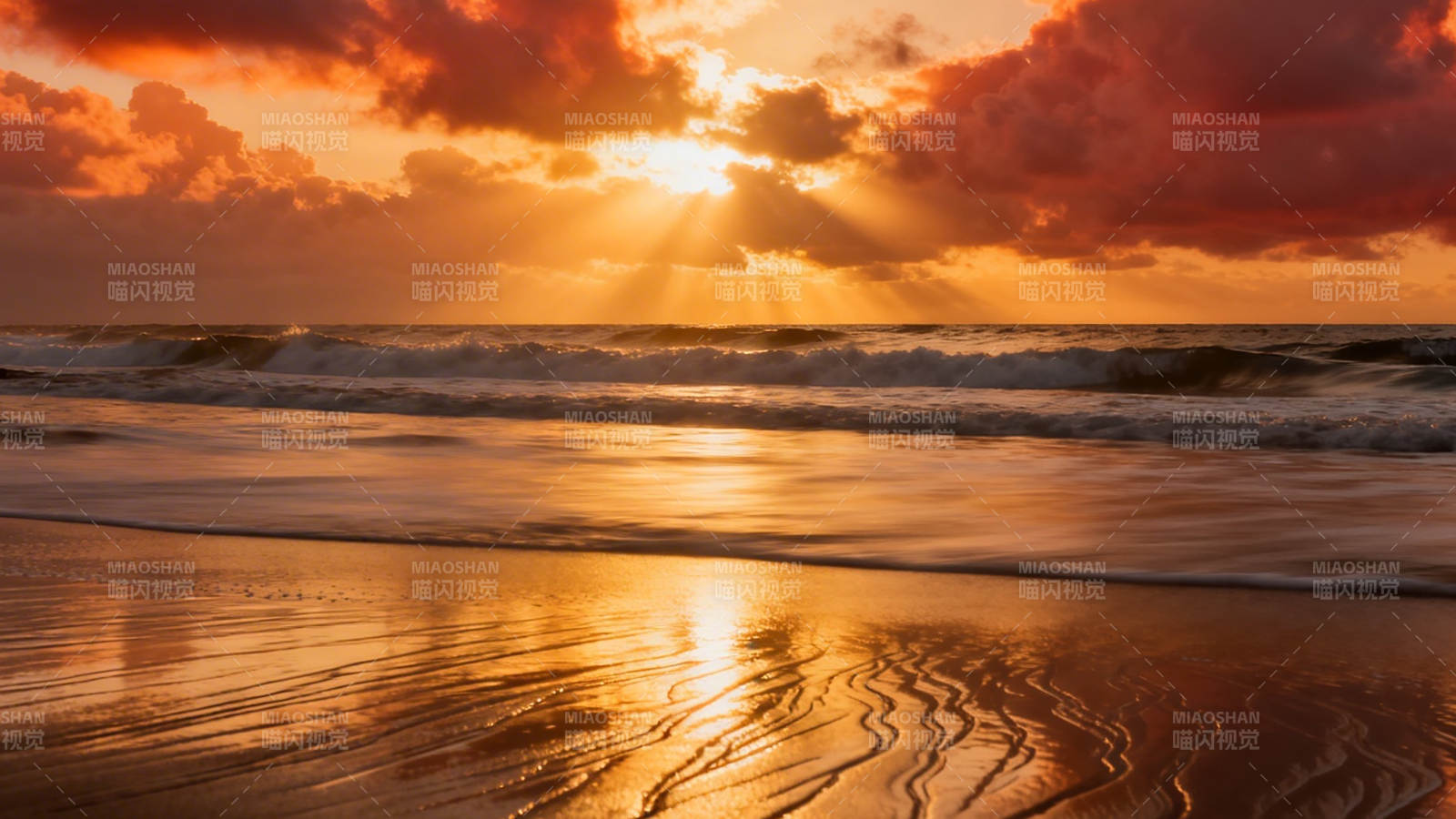 夕阳金辉洒海滩图片