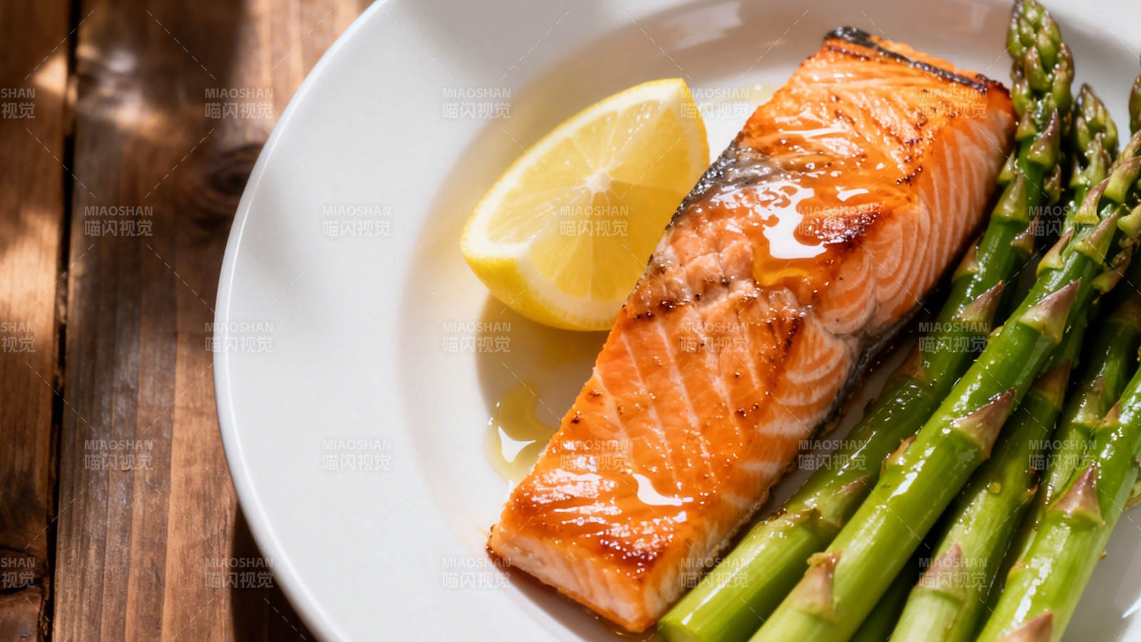 香煎三文鱼配芦笋柠檬图片