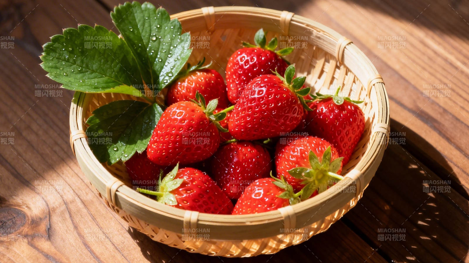 竹篮鲜草莓 阳光洒落香图片