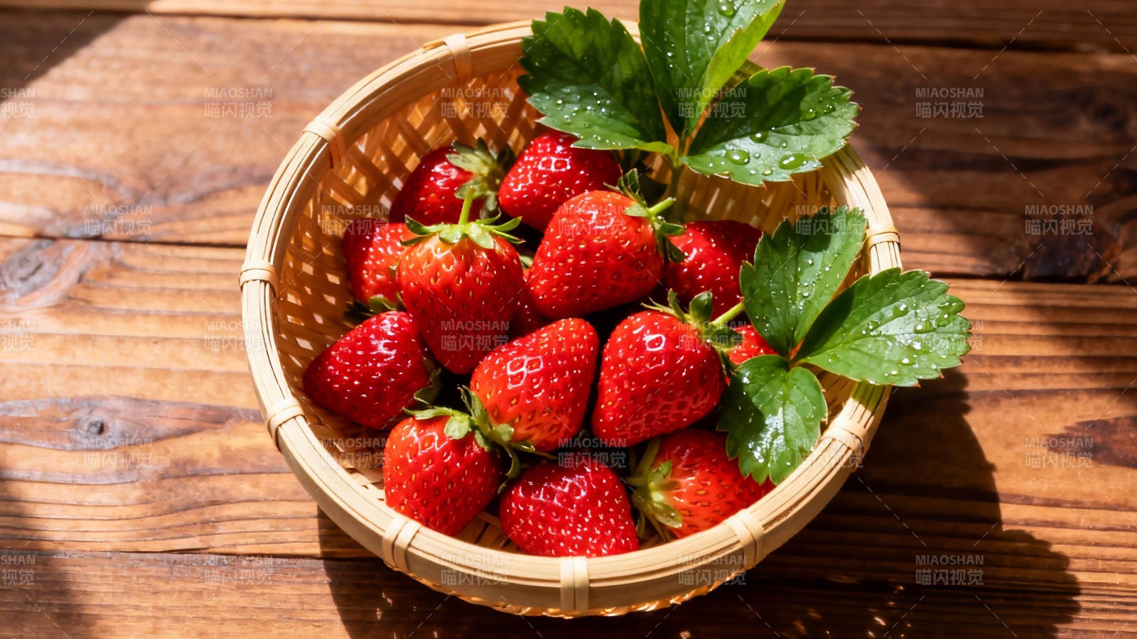 竹篮草莓 阳光鲜甜图片