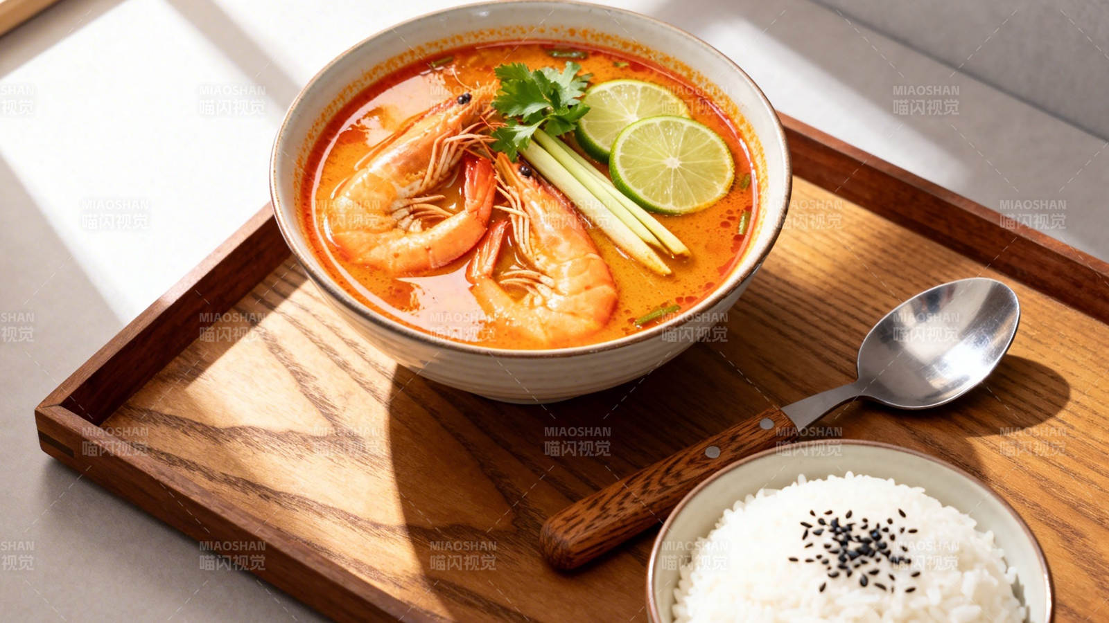 泰式冬阴功汤配米饭图片