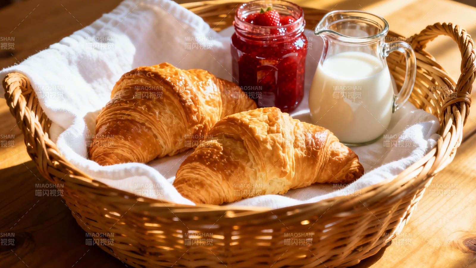 晨光篮中 羊角面包配果酱牛奶图片