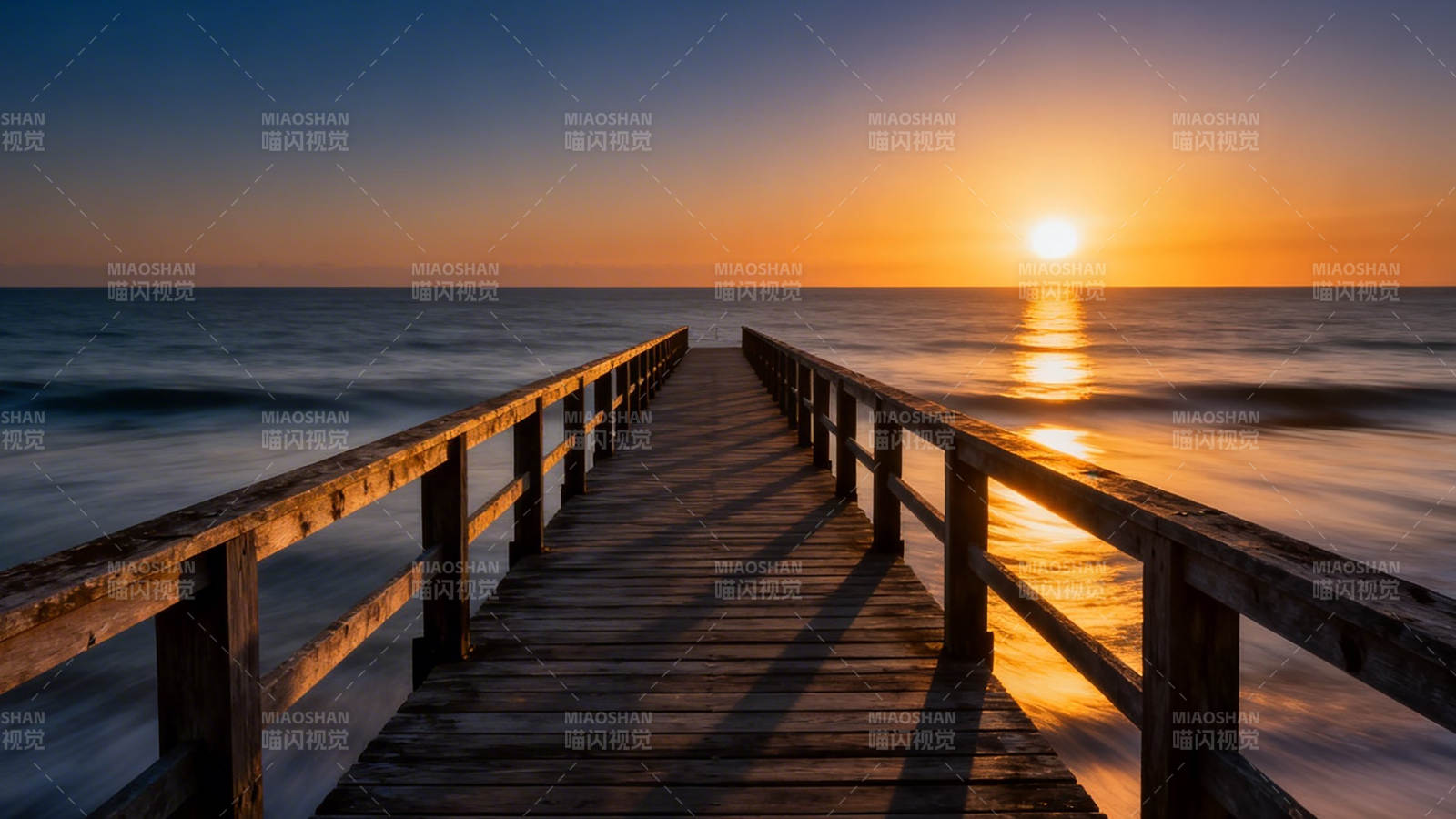 夕阳木桥 海天一色图片