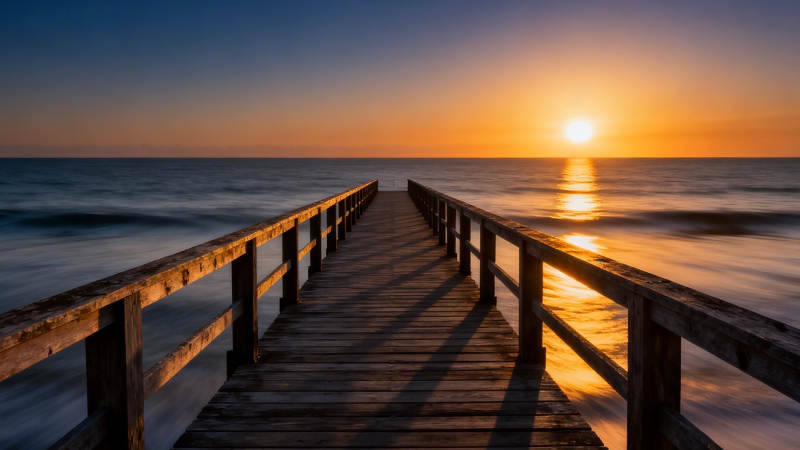 夕阳木桥 海天一色图片