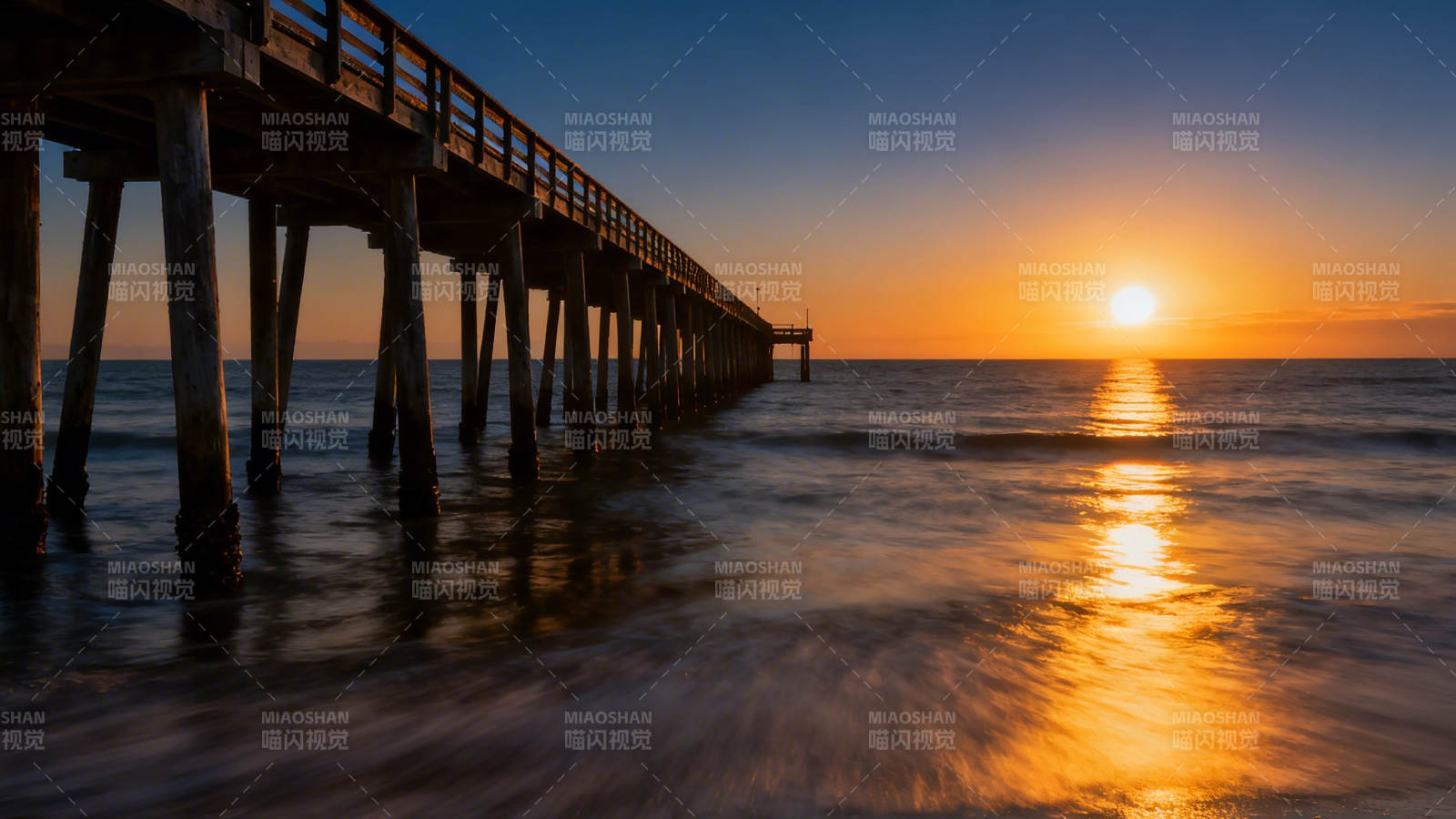 夕阳码头 金波映长空图片