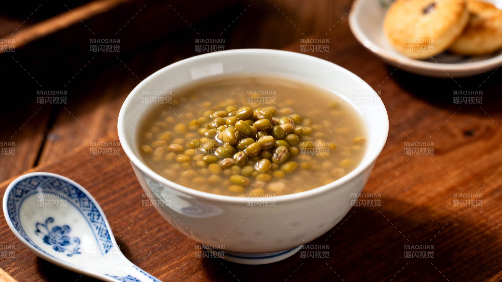 绿豆汤配小饼 夏日清凉餐图片