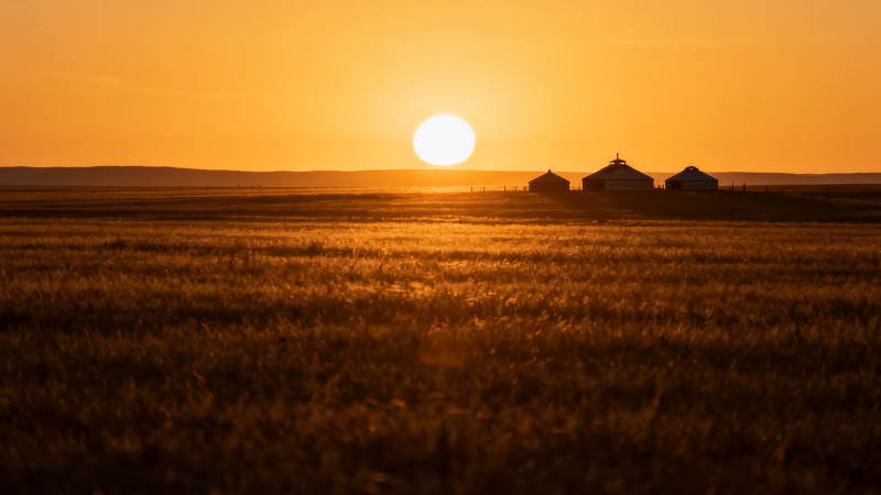 草原日落 蒙古包剪影图片