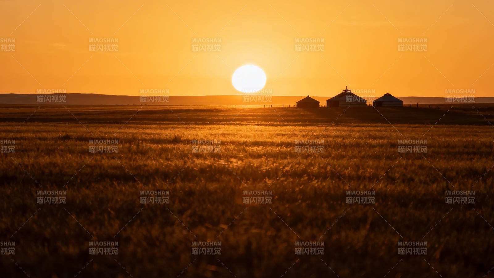 草原日落 蒙古包剪影图片